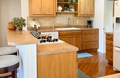 St Ignace House | Cozy Fall Getaway! Enjoy Fall Colors & Family Games by the Camp Fire