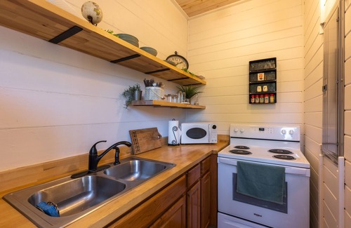 McArthur House | Cozy Fall Getaway | Hot Tub, Fire Pit Grand Piano
