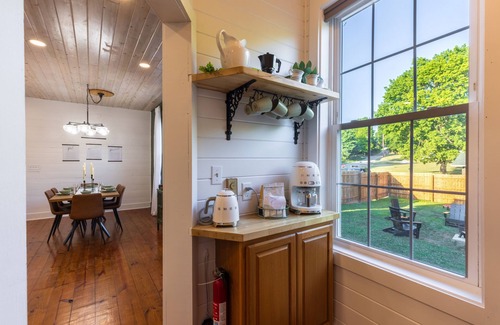 McArthur House | Cozy Fall Getaway | Hot Tub, Fire Pit Grand Piano