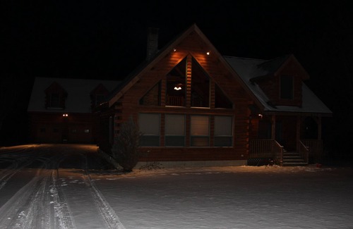Tinmouth Cabin | Cozy Family-friendly Log Cabin With 25ft Interior Fireplace + Modern Amenities.