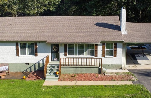 Whitehaven House | Cozy family friendly retreat w/4 bedrooms, wrk area, and ultimate green space.