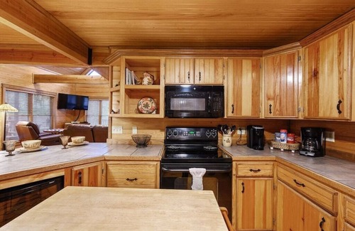 Broken Bow Cabin | Cozy, Family Friendly Cabin w/Hot Tub, Swingset, Firepit, Arcade and CREEK