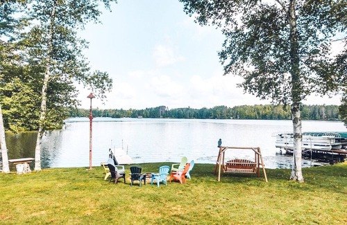 Tomahawk Cottage | Cozy, Family Friendly Waterfront Cottage on Lake Alice