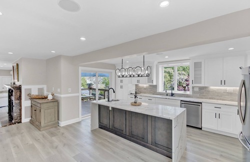 Oakdale House | Cozy family home in Long Island, New York. - Canal Front.