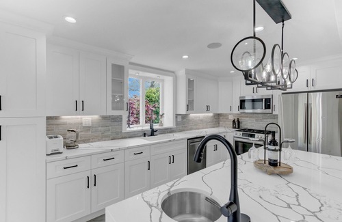 Oakdale House | Cozy family home in Long Island, New York. - Canal Front.