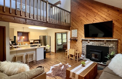 Long Pond House | COZY FAMILY HOUSE WITH BIG HOT TUB/DECK/FIRE PIT- 5 MINUTES FROM LAKES!
