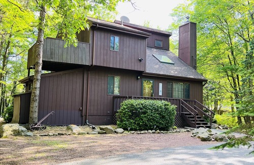 Long Pond House | COZY FAMILY HOUSE WITH BIG HOT TUB/DECK/FIRE PIT- 5 MINUTES FROM LAKES!