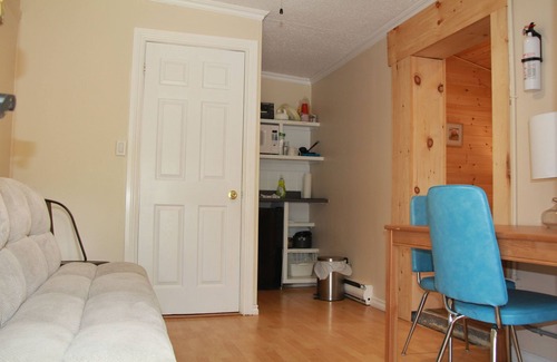 Lambton Shores Cabin | Cozy family Pine, 4 min Walk to Beach, Cabin sleep 5 with Kitchenette