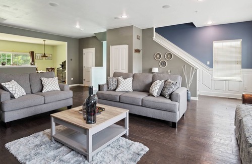 Newark House | Cozy family size Lakeview home, 6 mins drive to University of Delaware