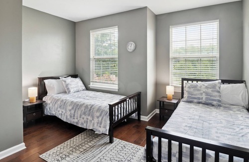 Newark House | Cozy family size Lakeview home, 6 mins drive to University of Delaware