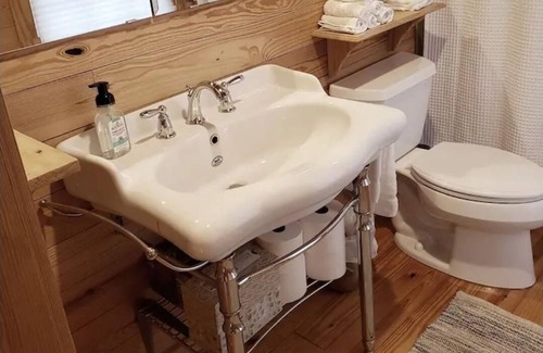 Leesburg Cottage | Cozy Farm Cottage on secluded 14 acre farm on the outskirts of Leesburg