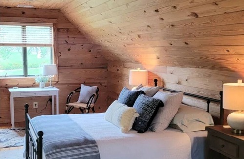 Leesburg Cottage | Cozy Farm Cottage on secluded 14 acre farm on the outskirts of Leesburg