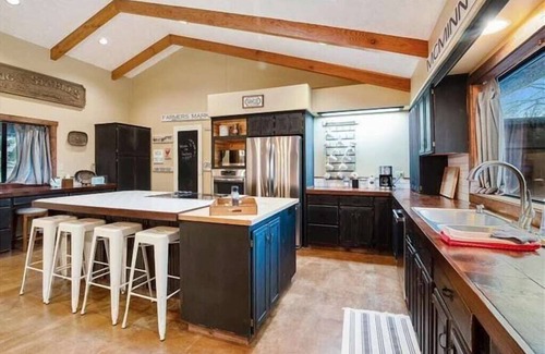 McMinnville Other | Cozy Farm Stay | Mins to Downtown Mac | Petey the Donkey