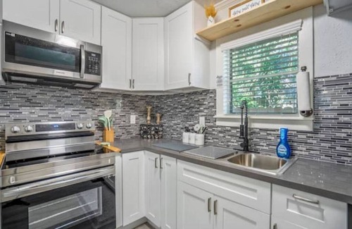 Conroe House | Cozy farmhouse in downtown Conroe