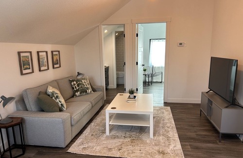 Parkland County House | Cozy farmhouse loft with lake access!