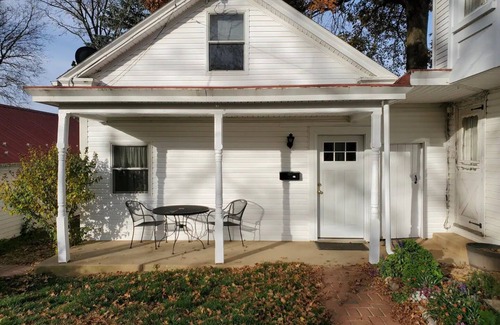 Boiling Springs Cottage | Cozy Farmhouse Cottage