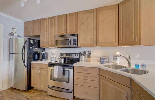 Lake Delton Apartment | Cozy, Fireplace, Steps to Lake