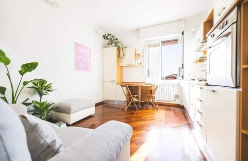 Gorla Apartment | Cozy flat for 2, close to the underground