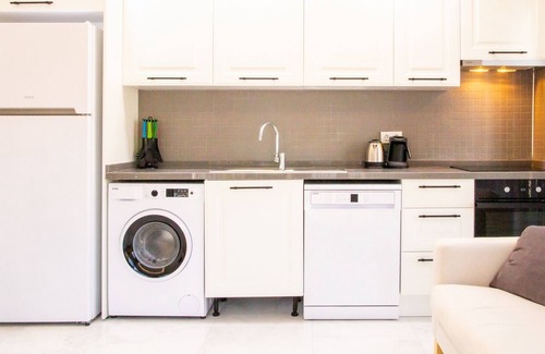 Milas House | Cozy Flat w Garden 1 min to Beach in Milas