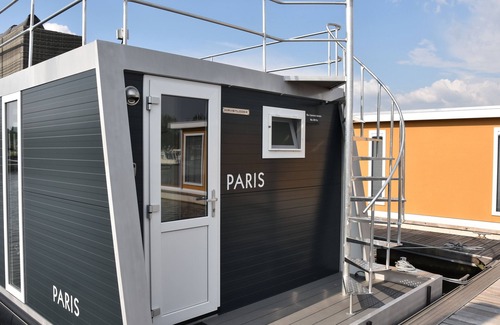 Heugum Boat Rental | Cozy floating Boatlodge (2 bedrooms, 4 persons), Maastricht.