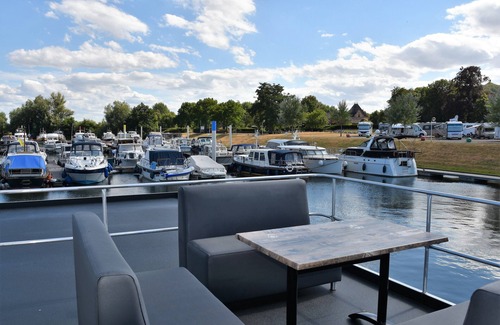 Heugum Boat Rental | Cozy floating Boatlodge, Athens, 4 persons, 2 bedrooms Maastricht