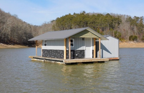 New Tazewell Cabin | Cozy floating home with WiFi, AC in peaceful New Tazewell on Norris Lake