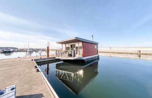 Haabersti Boat Rental | Cozy Floating house with sauna