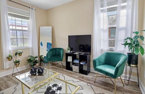 Memphis House | Cozy For Two