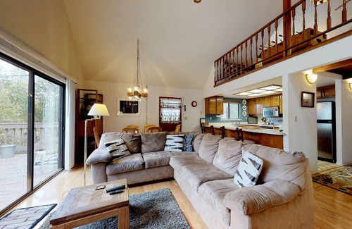 Groveland House | Cozy forest chalet with free WiFi, wood fireplace, pool, golf & beach access