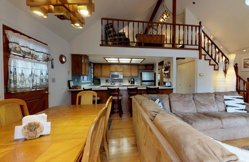 Groveland House | Cozy forest chalet with free WiFi, wood fireplace, pool, golf & beach access