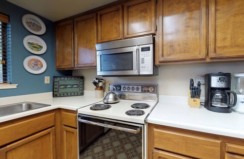 Groveland House | Cozy forest chalet with free WiFi, wood fireplace, pool, golf & beach access