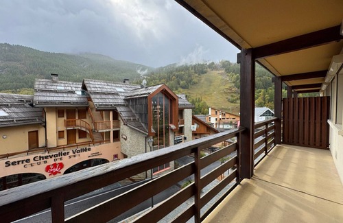 Saint-Chaffrey Apartment | Cozy studio for 4, ski-in/ski-out, WIFI, Chantemerle
