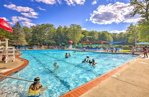 Gouldsboro Ski Chalet | Cozy Fun Chalet: Game rm-Gym-Firepit-EV Charger-Pet Friendly, Cmty Beach & Pool!