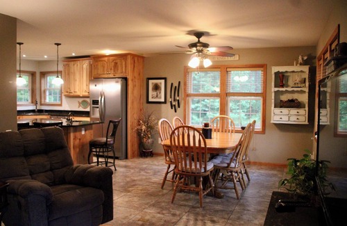 Holcombe House | Cozy Getaway:3BR, clean, Stargazing, Nearby Trails & Live Music, Adventure Await