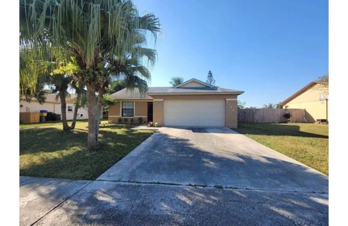 Royal Palm Beach House | Cozy Getaway 5 Min Walk to Parks