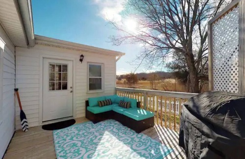 Chesapeake Beach Cottage | Cozy Getaway - Breezy Point Beach & Marina