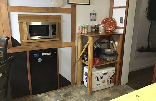 Clifton Apartment | Cozy getaway in Lake Whitney! Private deck with hot tub and kayaks available