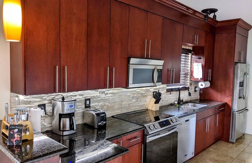 Southside House | Cozy Getaway mins from beach and downtown