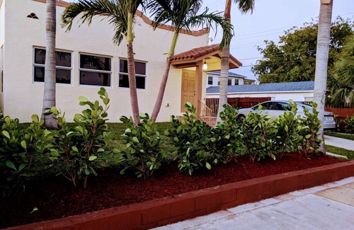 Southside House | Cozy Getaway mins from beach and downtown