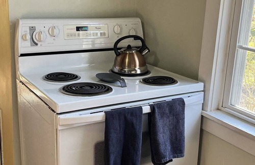 Racine Cottage | Cozy getaway. Peaceful. 5 min to Historic Harmony. Fireplace. Pet friendly.