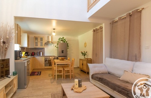 Tierce Cottage | Cozy Gîte with Shared Heated Pool near Angers