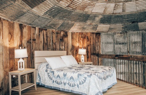 Tebbetts Cabin | Cozy Grain Bin Lodge in Quaint Loose Creek, MO with WiFi, AC