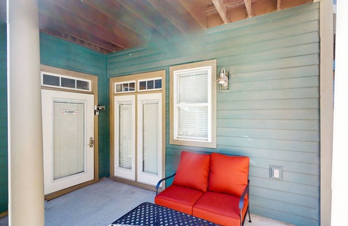 Crescent Beach Apartment | Cozy, ground-floor beach studio w/a shared pool, free WiFi, & a kitchenette