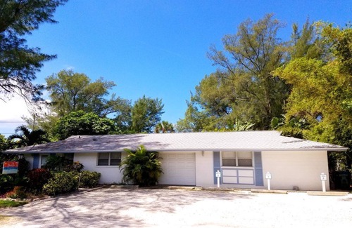 Holmes Beach Apartment | Cozy Ground-Level Beach Retreat – 75 Steps to the Gulf | Bamboo Apts #4