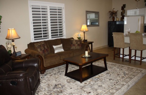 Peoria House | Cozy Guest House with King Size Bed