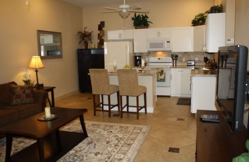 Peoria House | Cozy Guest House with King Size Bed