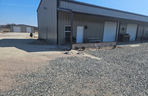 Kingston House | Cozy Guest Room in awesome Kingston with AC close to lake Texoma Lots of parking