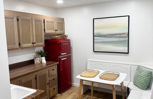 South Bend House | Cozy Guesthouse 10 minutes from Notre Dame Stadium