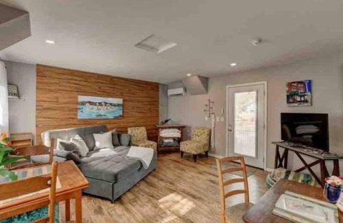 Diamond Valley House | Cozy Guesthouse with view from large deck