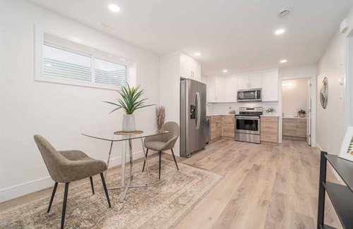 Lethbridge House | Cozy Haven!Close to Coalbanks School & Park & 5 mins drive to Uni of Lethbridge